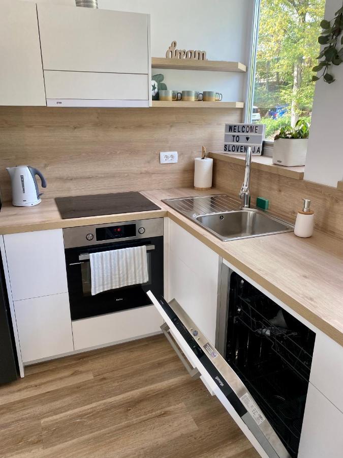 Sunny Oak Estate Appartement Mengeš Buitenkant foto