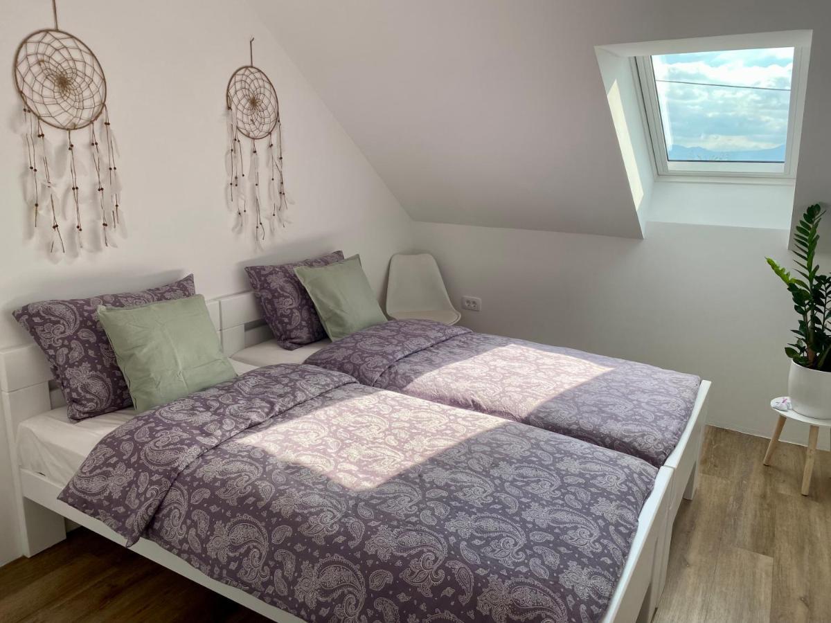 Sunny Oak Estate Appartement Mengeš Buitenkant foto