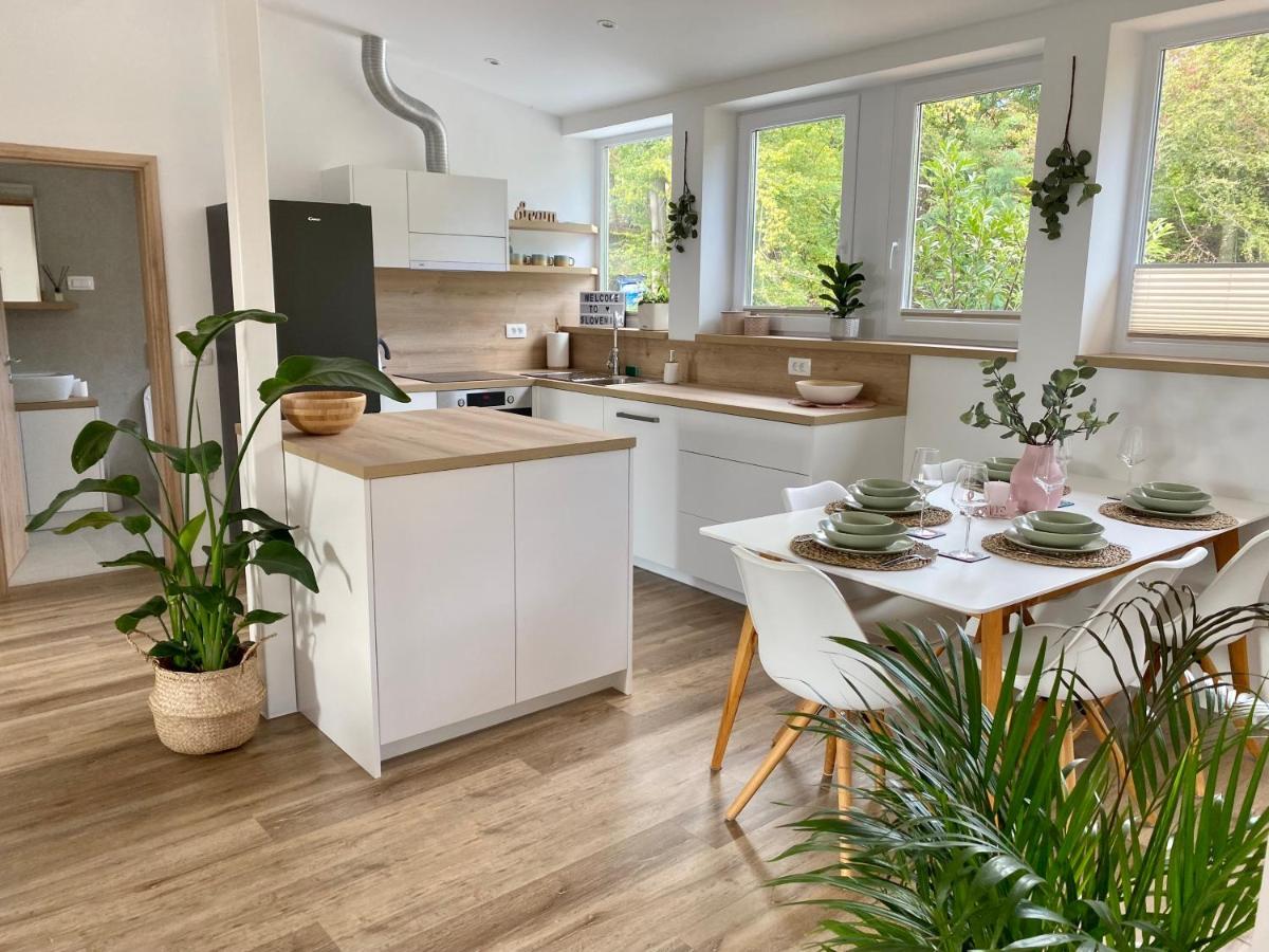 Sunny Oak Estate Appartement Mengeš Buitenkant foto