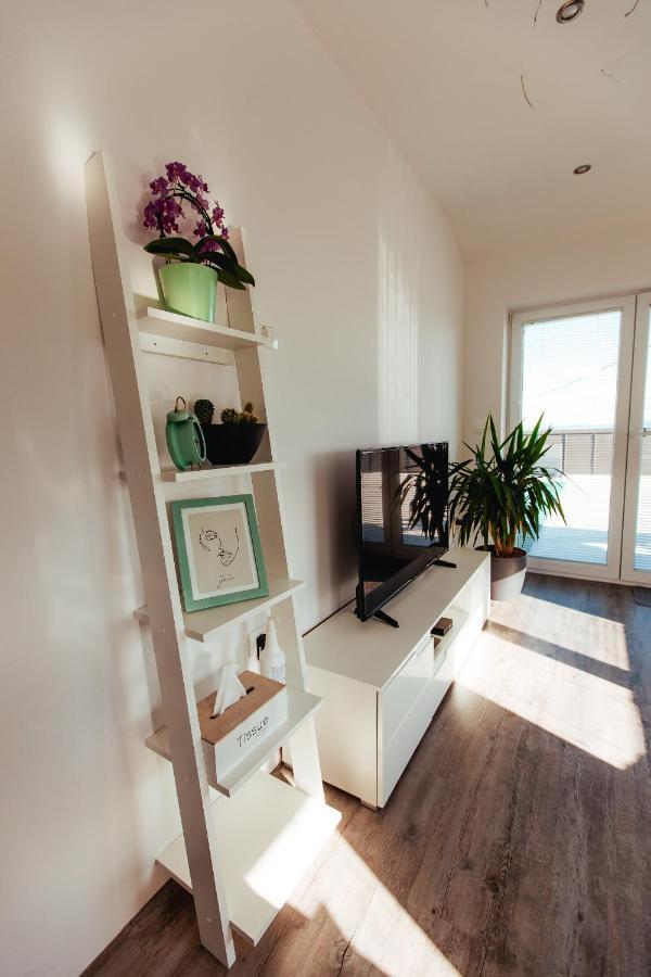 Sunny Oak Estate Appartement Mengeš Buitenkant foto