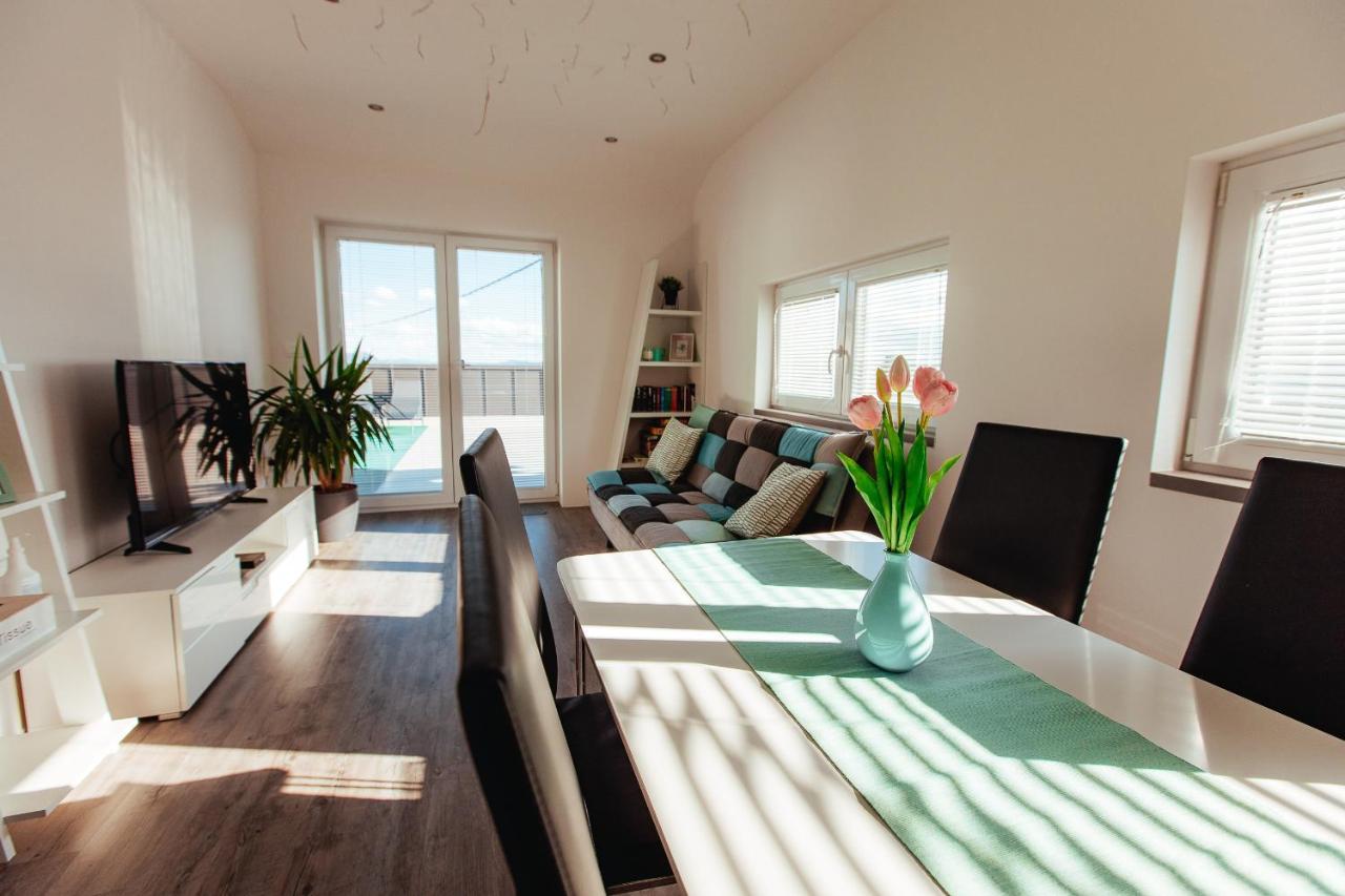 Sunny Oak Estate Appartement Mengeš Buitenkant foto