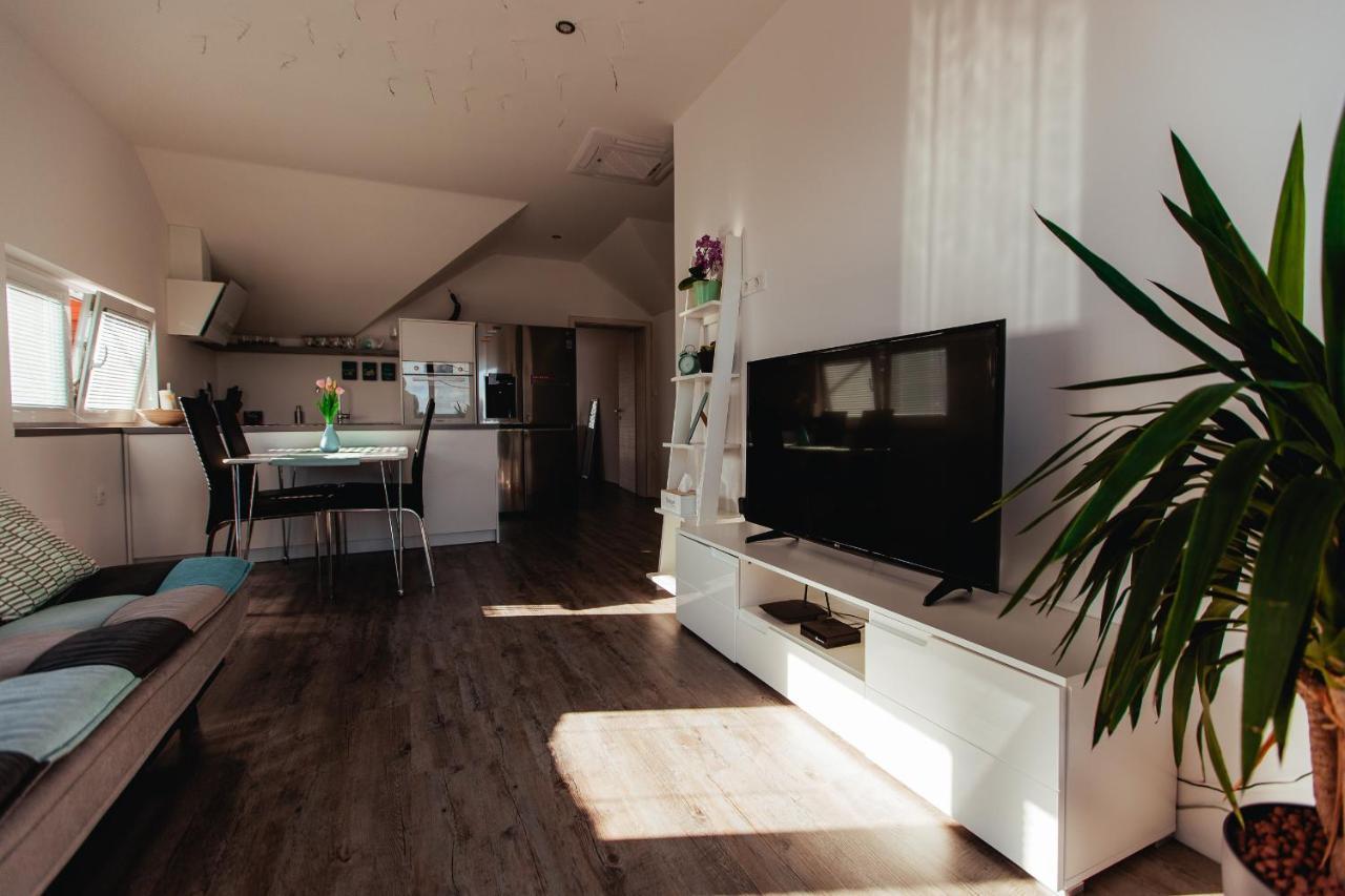 Sunny Oak Estate Appartement Mengeš Buitenkant foto