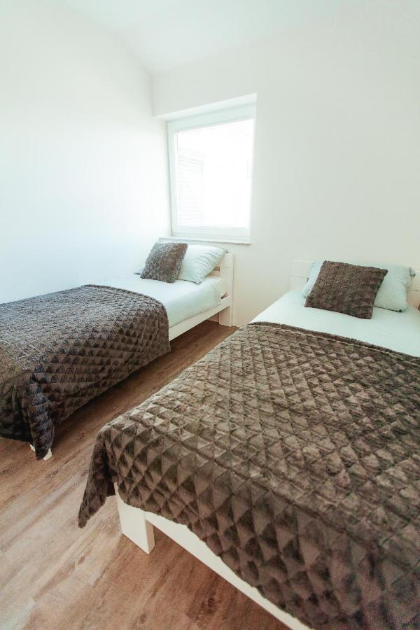 Sunny Oak Estate Appartement Mengeš Buitenkant foto
