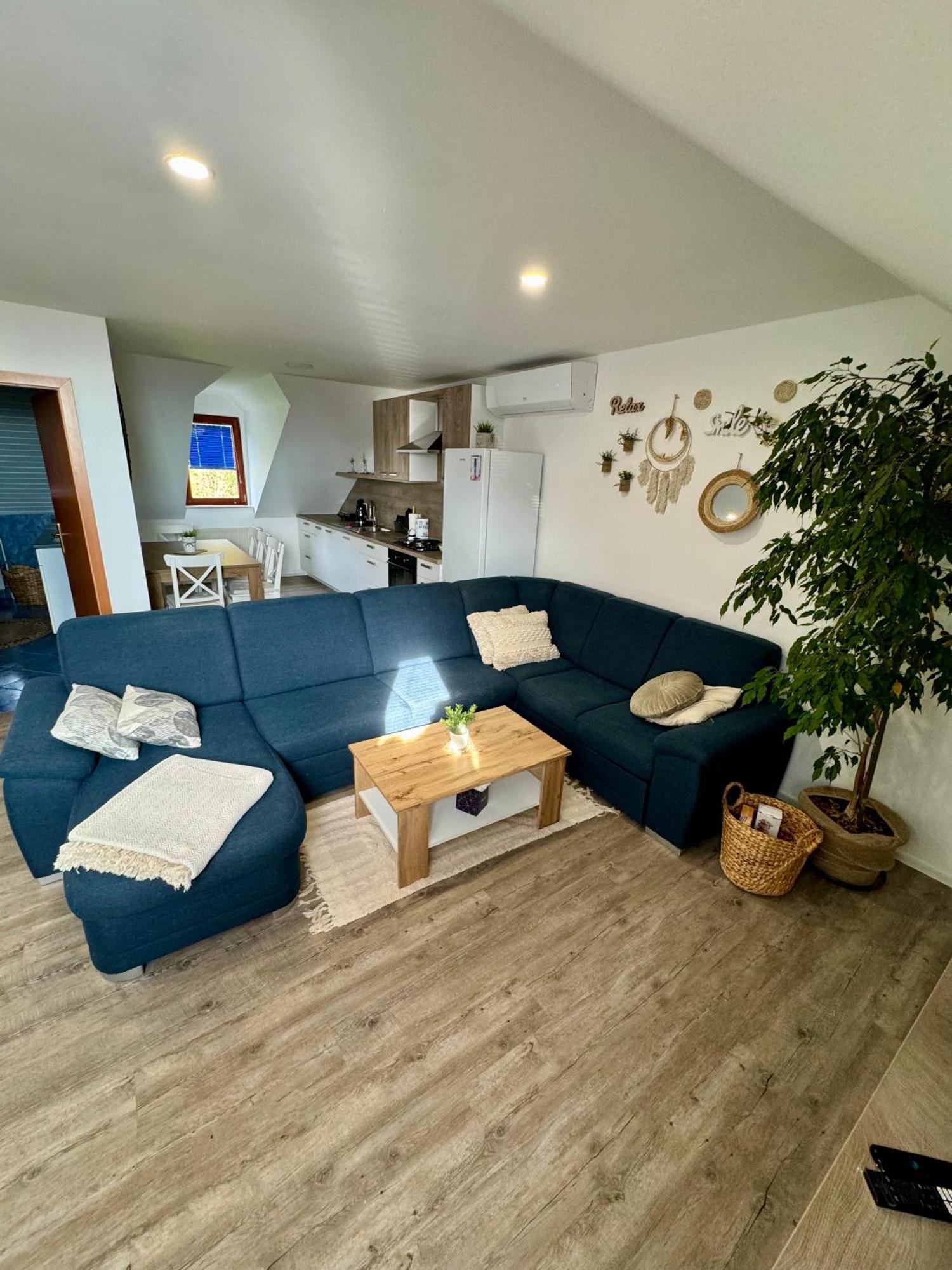 Sunny Oak Estate Appartement Mengeš Buitenkant foto